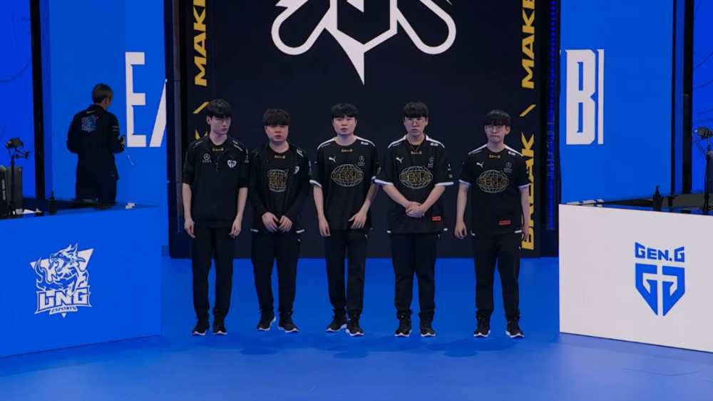 独树一帜的 独树一帜的